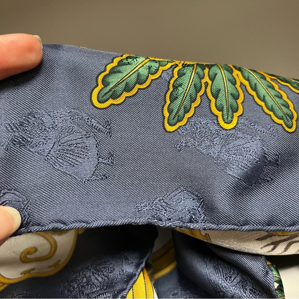 Hermes Carrie 90 Joies d’Hiver silk holiday scarf - Picture 8 of 8
